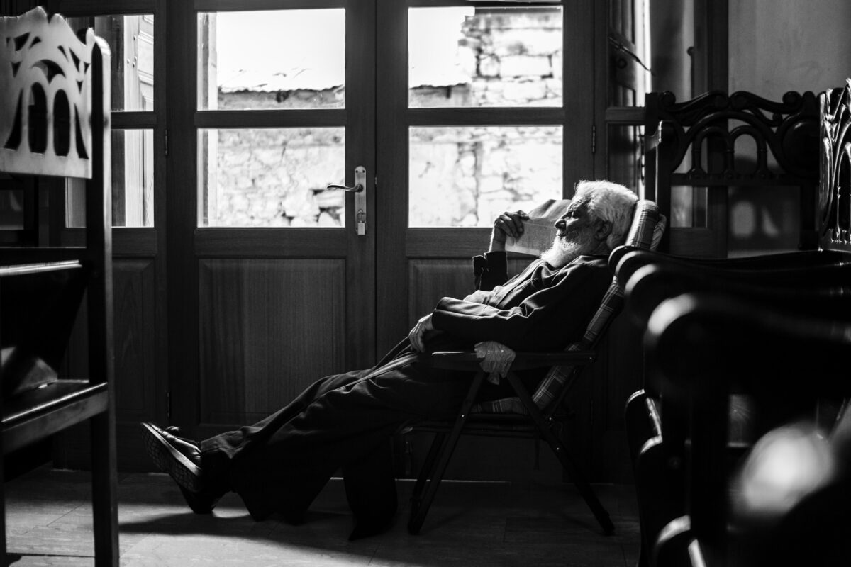 Vieil homme dans un fauteuil - Photo en noir et blanc